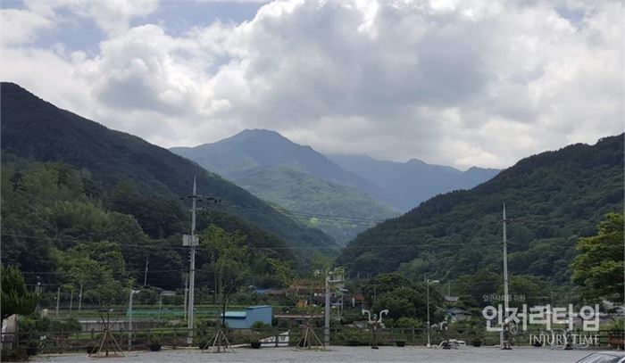 때로는 지리산 발치에만 가도 행복을 느낄 때가 있다. 함양 마천면 칠선계곡 입구에서 바라본 천왕봉(가운데 오른쪽). 때마침 지나가는 구름의 그림자가 드리워졌다. 사진=조송현