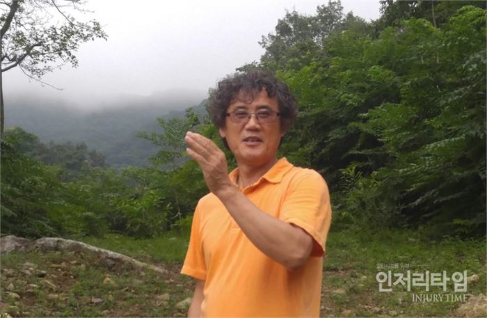 무인카메라 배터리 교체를 위해 지리산 모계곡에 들어가는 백한기 사진작가. 사진=조송현