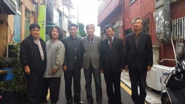 2014년 10월 26일 낮에 부산 중앙동 소재 선술집 ‘강나루’ 앞에서 『시와 인간』 동인이 오랜만에 만났다. 사진 왼쪽부터 이창희, 박병출, 최영철, 허철주, 류명선 시인, 필자이다. [조해훈 제공]