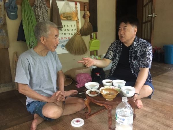 ②8일 오후 3시경부터 화개골 모암마을에 있는 김필곤 시인 댁 마루에서 김 시인(왼쪽)과 이창희 시인이 막걸리를 마시며 문학에 관한 이야기를 펼쳐놓고 있다. 사진=조해훈