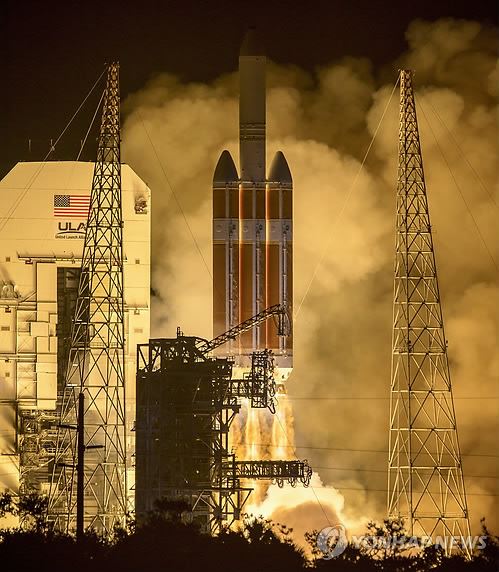 NASA, 인류 최초 태양탐사선 발사(케이프커내버럴 AP=연합뉴스) 인류 최초 태양 탐사선 '파커 태양 탐사선'이 12일(현지시간) 미국 플로리다주 케이프커내버럴에서 발사되고 있다. 미 항공우주국(NASA)은 이날 오전 3시 31분(한국시간 12일 오후 4시 31분) '파커 태양 탐사선'이 델타Ⅳ 로켓에 실려 상공으로 쏘아졌다며 오는 11월 태양 궤도에 진입, 7년간 태양 주위를 24차례 근접해 돌며 태양풍을 비롯한 태양대기 탐사 임무를 수행한다고 밝혔다. ymarshal@yna.co.kr