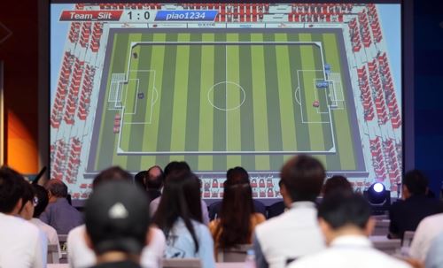 세계 첫 AI 축구 월드컵에 쏠린 눈(대전=연합뉴스) 이재림 기자 = 22일 대전 유성구 한국과학기술원(KAIST)에서 열린 제1회 국제 인공지능(AI) 월드컵 대회에서 관람객들이 AI 플레이어들이 경기를 지켜보고 있다. 2018.8.22