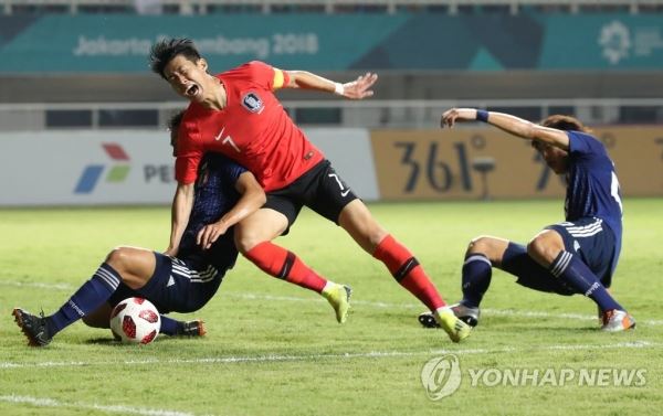 육탄방어에 막히는 손흥민(치비농[인도네시아]=연합뉴스) 서명곤 기자 = 1일 오후(현지시간) 인도네시아 자와바랏주 보고르 치비농의 파칸사리 스타디움에서 열린 아시안게임 남자축구 결승전에서 일본 수비수가 손흥민의 공격을 육탄으로 막고 있다. 2018.9.1seephoto@yna.co.kr