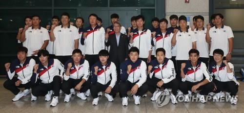 금메달 안고 귀국한 아시안게임 야구대표팀(영종도=연합뉴스) 강민지 기자 = 2018 자카르타·팔렘방 아시안게임에서 금메달을 획득한 야구 대표팀이 3일 오전 인천공항으로 입국, 기념촬영을 하고 있다. mjkang@yna.co.kr