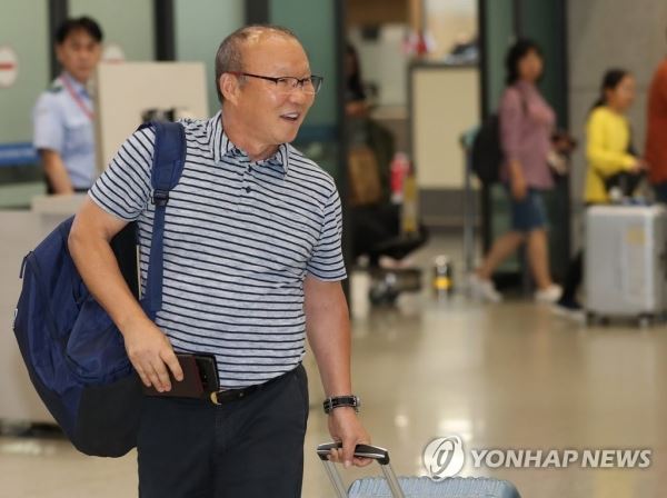 박항서, 수줍은 미소로 귀국(영종도=연합뉴스) 신준희 기자 = 베트남 축구 박항서 감독이 6일 영종도 인천국제공항을 통해 귀국하고 있다. hama@yna.co.kr