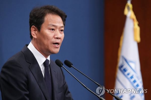 청, 평양 남북정상회담에 여야 정치인 9명 초청(서울=연합뉴스) 황광모 기자 = 평양 남북정상회담 준비위원장인 임종석 대통령 비서실장이 10일 오후 청와대 춘추관에서 열린 기자회견에서 국회의장·여야 5당 대표 등 9명을 평양정상회담 초청을 발표하고 있다. hkmpooh@yna.co.kr