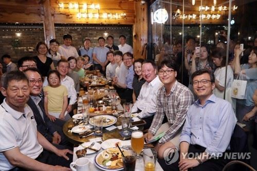 문 대통령, 우리 시대 시민들과 함께(서울=연합뉴스) 황광모 기자 = 문재인 대통령이 26일 오후 서울 광화문 인근 한 맥줏집에서 퇴근길 시민들과 만나 호프타임을 갖고 기념촬영을 하고 있다. 이날 행사는 문 대통령 대통령 후보 시절 약속한 '퇴근길 국민과의 대화 일환'으로 열렸다. 2018.7.26 hkmpooh@yna.co.kr