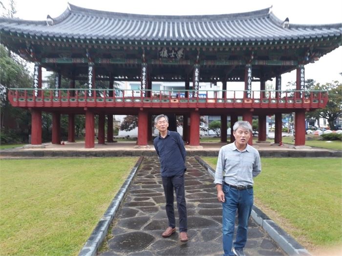 목압고서박물관 주최의 답사에 동행한 주민들이 함양군청 앞에 있는 학사루를 둘러보고 있다. 점필재 김종직이 함양 군수로 부임해 와 학사루에 걸린 유자광의 시를 철거한 일이 발단이 돼 무오사화가 일어났다고 한다.
