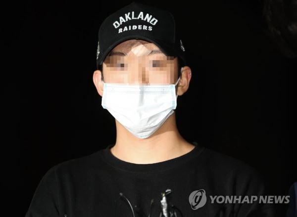 구하라 남자친구, 반창고 붙인 채 경찰 출두(서울=연합뉴스) 류효림 기자 = 아이돌 그룹 카라 출신인 구하라(27)씨의 남자친구 A씨가 17일 서울 강남경찰서에 출두하고 있다. 지난 13일 새벽에 가수 구하라가 남자친구와 다퉈 경찰이 현장에 출동했다. 경찰에 따르면 이날 오전 0시 30분께 서울 강남구 논현동 한 빌라에서 남자친구 A씨가 구씨에게 폭행당했다는 112신고가 접수됐다. 구씨는 쌍방폭행을 주장한 것으로 전해졌다. ryousanta@yna.co.kr