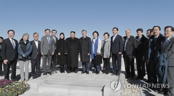 [평양정상회담] 남북 정상, 백두산 기념촬영(평양=연합뉴스) 평양사진공동취재단 배재만 기자 = 문재인 대통령 내외와 북한 김정은 국무위원장 내외가 20일 오전 백두산 정상인 장군봉에 올라 수행원들과 기념촬영을 하고 있다. 2018.9.20scoop@yna.co.kr