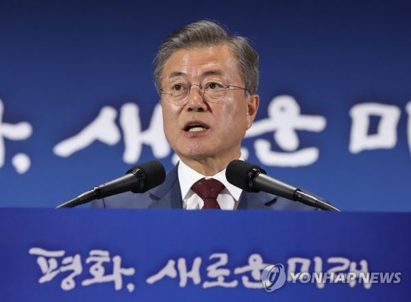 [평양정상회담] '대국민 보고' 하는 문 대통령(서울=연합뉴스) 평양사진공동취재단 황광모 기자 = 평양에서 남북정상회담을 마치고 돌아온 문재인 대통령이 20일 오후 서울 동대문디자인프라자(DDP)에 마련된 메인프레스센터를 방문, 취재진에게 회담 결과를 설명하고 있다. hkmpooh@yna.co.kr