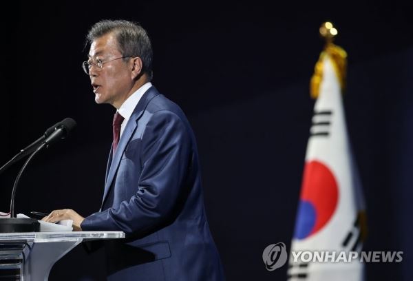 [평양정상회담] '대국민 보고'(서울=연합뉴스) 평양사진공동취재단 황광모 기자 = 평양에서 남북정상회담을 마치고 돌아온 문재인 대통령이 20일 오후 서울 동대문디자인프라자(DDP)에 마련된 메인프레스센터를 방문, 취재진에게 회담 결과를 설명하고 있다. 2018.9.20hkmpooh@yna.co.kr