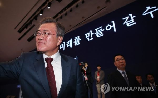 [평양정상회담] 인사하는 문 대통령(서울=연합뉴스) 평양사진공동취재단 황광모 기자 = 2박 3일간의 방북을 마친 문재인 대통령이 20일 오후 귀환 직후 서울 동대문디자인플라자 내 프레스센터에서 가진 대국민 보고를 마친 뒤 인사하고 있다. 2018.9.20hkmpooh@yna.co.kr