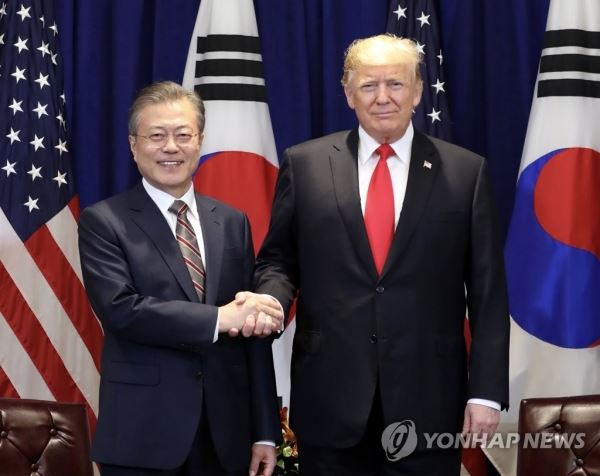 한-미 정상회담, '기념촬영'(뉴욕=연합뉴스) 배재만 기자 = 문재인 대통령이 24일 오후 (현지시간) 미국 뉴욕 롯데 뉴욕팰리스 호텔에서 도널드 트럼프 미국 대통령과 정상회담을 하기에 앞서 악수를 하며 포즈를 취하고 있다. 2018.9.25scoop@yna.co.kr