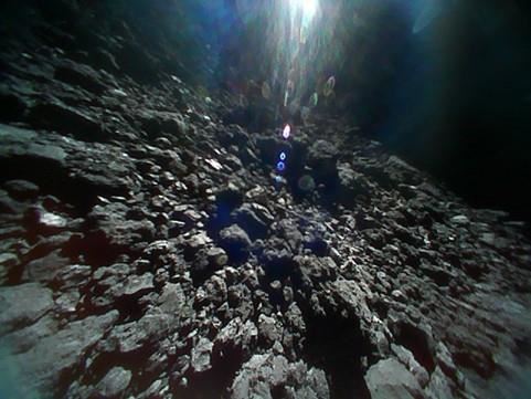 로버-1B가 점핑 직전 촬영한 표면(09:46)[출처:JAXA]