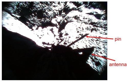 로버-1A의 핀과 안테나 그림자.[출처:JAXA]