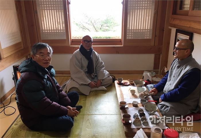 서산대사 휴정의 출가지로 알려진 의신마을 인근 원통암에서 칠불사 운상선원장인 진현스님(오른쪽)이 보우스님(가운데)과 필자에게 원통암과 관련한 이야기를 들려주고 있다. 출처: 조해훈