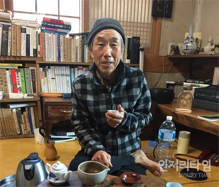 고향인 화개골 모암마을에서 유유자적 신선처럼 살고 있는 김필곤 시인. 사진=조해훈