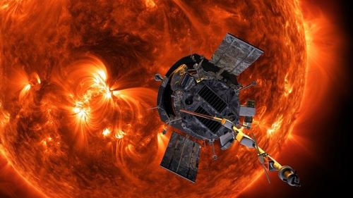 파커 탐사선 비행 궤도. 첫 금성 중력도움 지점과 근일점이 표시돼 있다.[출처: NASA/존스홉킨스 응용물리연구소]
