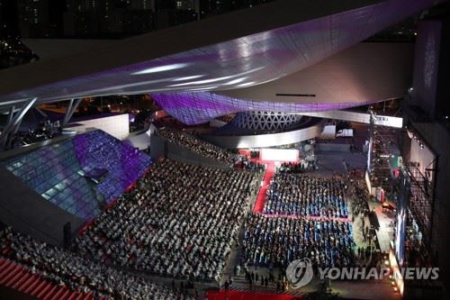 부산국제영화제 화려한 개막(부산=연합뉴스) 조정호 기자 = 4일 오후 부산 해운대구 영화의전당에서 열린 부산국제영화제(BIFF) 개막식에서 영화인들이 레드카펫을 밟으며 입장하고 있다. 2018.10.4ccho@yna.co.kr