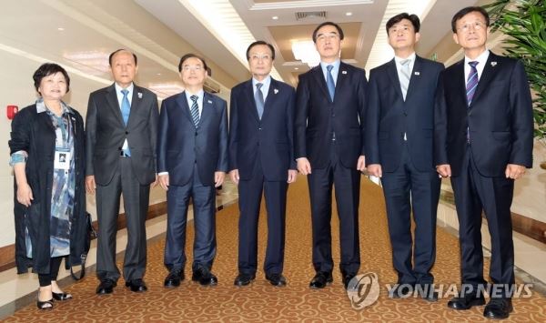 평양 도착한 '10·4선언 11주년 기념 공동행사' 방북단(서울=연합뉴스) 10·4선언 11주년 기념 공동행사 참석차 방북한 조명균 통일부 장관과 이해찬 더불어민주당 대표를 비롯한 시민사회단체 대표들이 4일 오전 평양국제공항에 도착해 기념촬영을 하고 있다. 2018.10.4 [사진공동취재단]