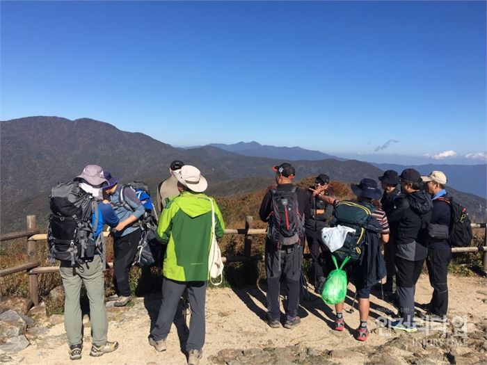 노고단 정상에서 바라버먄 품에 안길 듯 앞에 반야봉이 둥그스럼하게 펼쳐져 있고, 그 너머 뽀족하게 천왕봉이 서 있다. 사진=조해훈