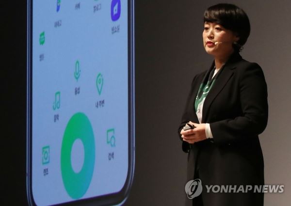 네이버, 녹색 검색창 대신할 '그린닷' 공개(서울=연합뉴스) 이재희 기자 = 10일 오후 서울 강남구 그랜드 인터컨티넨탈 호텔에서 열린 '네이버 커넥트 2019' 행사에서 한성숙 대표가 바뀐 네이버 모바일 화면을 공개하고 있다. 2018.10.10scape@yna.co.kr
