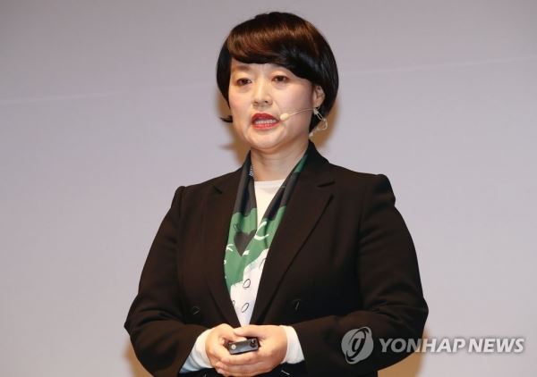 새 모바일 페이지 발표하는 네이버 한성숙 대표(서울=연합뉴스) 이재희 기자 = 10일 오후 서울 강남구 그랜드 인터컨티넨탈 호텔에서 열린 '네이버 코넥트 2019' 행사에서 한성숙 대표가 발표하고 있다. 2018.10.10scape@yna.co.kr