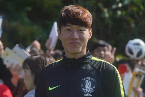 축구대표팀의 간판 공격수 황의조(파주=연합뉴스) 이동칠 기자 = 축구대표팀의 공격수 황의조가 13일 파주 NFC에서 축구팬 공개 훈련 행사를 마치고 포즈를 취했다.