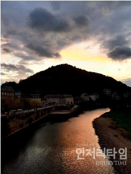 새벼녁의 에스탱의 몽환적 마을풍경