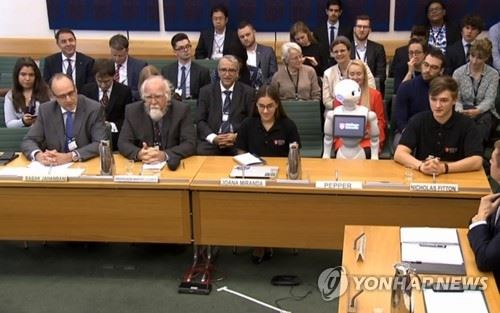 영국 하원 교육특별위원회에 패널로 참석한 로봇 '페퍼' [AFP=연합뉴스]