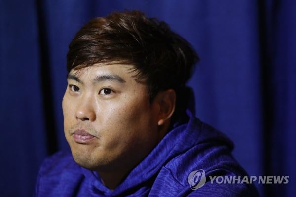 류현진, 대망의 월드시리즈 2차전 선발 확정(보스턴 AFP/Getty=연합뉴스) 미국프로야구 LA다저스의 류현진이 보스턴 레드삭스와의 월드시리즈(WS) 경기에 앞서 22일(현지시간) 미국 매사추세츠 주 보스턴의 펜웨이 파크에서 기자회견하고 있다. 데이브 로버츠 다저스 감독은 이날 기자회견에서 앞으로 있을 월드시리즈 1~3차전에 나설 선발 투수를 발표했다. 류현진은 24일 열리는 2차전 선발로 확정돼 생애 처음으로 펜웨이파크 마운드를 밟게 됐다. jelee@yna.co.kr