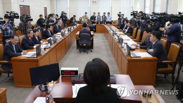 정치개혁특위 가동(서울=연합뉴스) 하사헌 기자 = 국회 정치개혁특위 첫 전체회의가 24일 오전 국회에서 심상정 위원장 주재로 열리고 있다. 