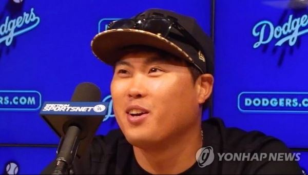 시즌 6승 달성 활짝 웃는 류현진(로스앤젤레스=연합뉴스) 옥철 특파원 = '코리언 몬스터' 류현진(31·로스앤젤레스 다저스)이 24일(한국시간) 미국 캘리포니아주 로스앤젤레스 다저스타디움에서 열린 2018 메이저리그 샌디에이고 파드리스와 홈 경기에 선발 등판해 6이닝 무실점 호투로 시즌 6승을 따낸 뒤 인터뷰에서 활짝 웃고 있다. 2018.9.24 oakchul@yna.co.kr