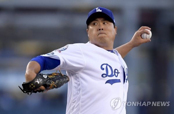 류현진, MLB 포스트시즌 '1선발' 투구(로스앤젤레스 AP=연합뉴스) 류현진(31·로스앤젤레스 다저스)이 4일(현지시간) 오전 미국 캘리포니아주 로스앤젤레스 다저스타디움에서 애틀랜타 브레이브스와 내셔널리그 디비전시리즈(NLDS) 1차전에 출격, 선발 투구하고 있다.bulls@yna.co.kr
