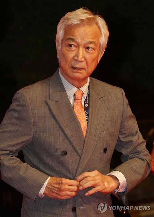 올해 부산국제영화제 참석했던 신성일(서울=연합뉴스) 한국 영화 사상 가장 밝게 빛난 '별'이 안식에 들었다. '국민배우' 신성일이 4일 오전 2시 30분 폐암으로 타계했다. 향년 81세. 사진은 지난달 4일 부산 해운대구 영화의전당에서 열린 부산국제영화제 개막식에 참석하기 위해 레드카펫을 밟고 있는 신성일. 2018.11.4 [연합뉴스 자료사진]photo@yna.co.kr