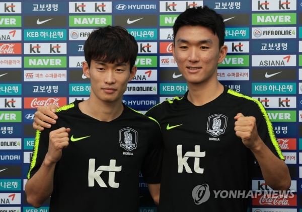 축구대표팀의 주축인 1995년생 김문환과 1996년생 황인범(파주=연합뉴스) 한종찬 기자 = 한국 축구대표팀 김문환(왼쪽), 황인범이 4일 오후 파주 축구대표팀트레이닝센터에서 훈련에 앞서 포즈를 취하고 있다. 2018.9.4 saba@yna.co.kr