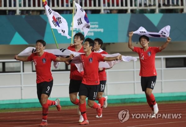황희찬, 김민재, '우리가 아시안게임 챔피언'(치비농[인도네시아]=연합뉴스) 서명곤 기자 = 1일 오후(현지시간) 인도네시아 자와바랏주 보고르 치비농의 파칸사리 스타디움에서 열린 2018 자카르타·팔렘방 아시안게임 남자축구 결승전 한국과 일본의 경기에서 2-1로 승리하고 우승을 차지한 U-23 축구대표팀 황의찬(맨앞), 김민재(앞에서 2번째) 등이 태극기를 들고 환호하고 있다. 2018.9.2 seephoto@yna.co.kr