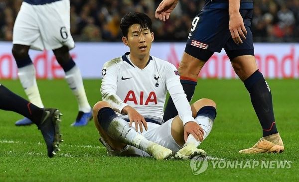 손흥민 '아쉬운 득점 실패'(런던 AFP=연합뉴스) 토트넘 홋스퍼의 손흥민이 6일(현지시간) 영국 런던 웸블리 스타디움에서 열린 2018-2019 유럽축구연맹(UEFA) 챔피언스리그 조별리그 B조 4차전 PSV 에인트호번과의 경기 도중 득점에 실패한 후 그라운드에 주저앉아 있다. 손흥민은 이날 선발 출전해 공격 포인트를 기록하지 못하고 후반 30분 교체됐다. 토트넘은 2-1로 역전승을 거뒀다. jelee@yna.co.kr