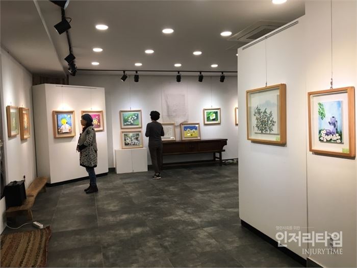 지난 1일부터 이달 말까지 경남 하동군 화개면 화개골 흔적문화갤러리에서 전시 중인 차꽃 그림전을 관람객들이 둘러보고 있다.