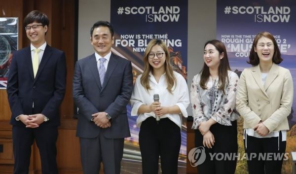 화기애애 여자 컬링팀지난 7월 6일 서울 중구 주한영국대사관에서 열린 스코틀랜드 관광 네트워킹 행사에서 장반석 감독, 김경두 전 대한컬링경기연맹 회장직무대행, 여자 컬링 김선영 선수, 김영미 선수, 김민정 코치가 스코틀랜드에서의 전지훈련 경험을 소개하고 있다. [연합뉴스 자료사진]
