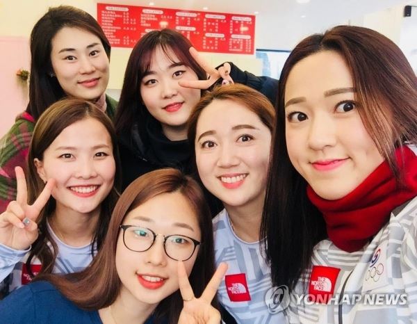 컬링 '팀 킴'의 그림자 "부당한 처우 받아왔다" 호소(서울=연합뉴스) 컬링 '팀 킴' 선수들이 지난 6일 대한체육회와 경북체육회, 의성군 등에 호소문을 보내 자신의 '은사'인 김경두 전 대한컬링경기연맹 부회장과 김민정·장반석 감독 부부에게 부당한 처우를 받아왔다고 주장했다. 사진은 지난 2월 27일 대구의 한 카페에서 단체 셀카를 찍고 있는 '팀킴' 모습. 왼쪽 위부터 시계방향으로 김민정 감독, 김초희, 김영미, 김경애, 김선영, 김은정. [연합뉴스 자료사진] photo@yna.co.kr