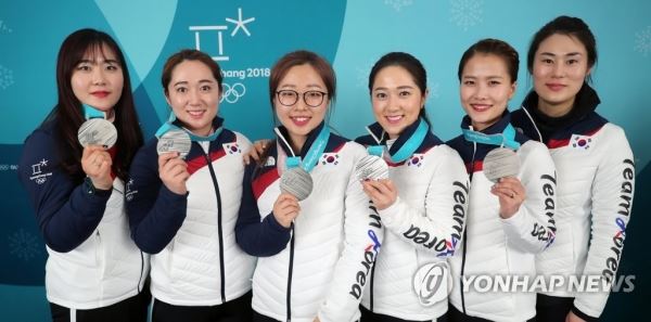 지난 2월 25일 강원 강릉컬링센터에서 열린 2018평창올림픽 여자 컬링 결승전 대한민국과 스웨덴의 경기에서 은메달을 획득한 한국의 김민정 감독(오른쪽부터), 김은정, 김경애, 김선영, 김영미, 김초희가 기념촬영을 하고 있다. [연합뉴스 자료사진]