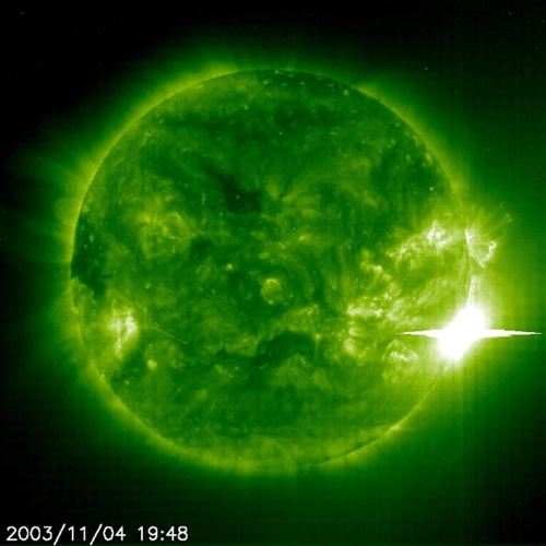 2003년 11월의 태양면 폭발[출처: ESA/NASA]