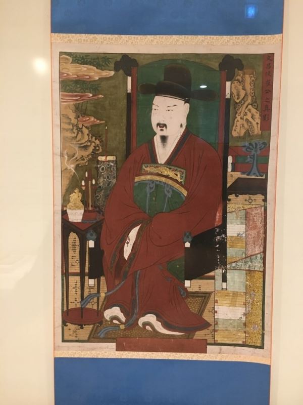 제2관에 전시된 최치원 진영 가운데 가장 오래된 경주 최씨 문중 소장의 ‘운암영당 고운선생 영정’.