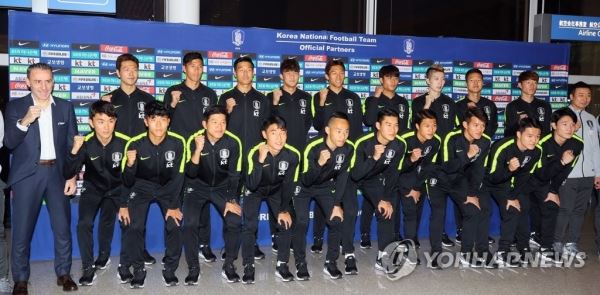 호주 원정 평가전 떠나는 축구대표팀(영종도=연합뉴스) 진성철 기자 = 벤투 감독과 황의조, 황인범, 조현우 등 축구국가대표팀이 12일 인천공항에서 호주로 출국하기 전 파이팅하고 있다. 2018.11.12 zjin@yna.co.kr