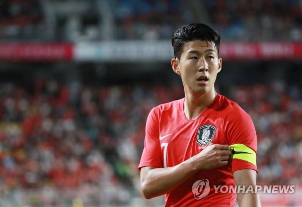 손흥민 '주장의 무게'(수원=연합뉴스) 한종찬 기자 = 11일 오후 수원월드컵경기장에서 열린 대한민국과 칠레의 친선경기. 손흥민이 코너킥을 찰 준비를 하고 있다. 2018.9.11 saba@yna.co.kr