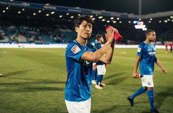 이청용, 한 경기서 도움 3개…독일 무대서 부활 신호탄(서울=연합뉴스) 이청용이 30일 독일 보훔의 루르슈타디온에서 열린 얀 레겐스부르크와의 2018-2019 독일 분데스리가2(2부 리그) 홈경기에서 한꺼번에 3개의 도움을 기록했다. 2018.10.30 [보훔 트위터 캡처] photo@yna.co.kr