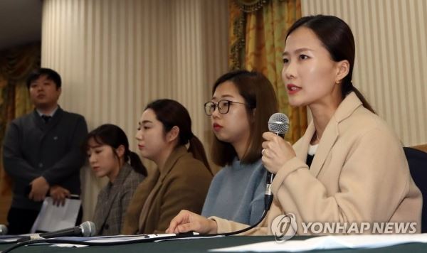 '팀킴', 최근 논란에 답하다(서울=연합뉴스) 임헌정 기자 = 컬링 전 여자 국가대표팀의 김경애(왼쪽부터) 김영미 김선영 김은정이 15일 서울 송파구 올림픽파크텔에서 최근 불거진 논란과 관련한 기자회견을 하고 있다. 2018 평창동계올림픽에서 깜짝 은메달을 목에 건 경북체육회 여자컬링팀, 일명 '팀킴'은 최근 호소문을 통해 김경두 전 대한컬링경기연맹 부회장 등 지도자들에게 부당한 처우를 받아왔다고 폭로했다. kane@yna.co.kr