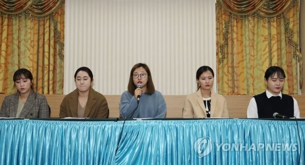 기자회견하는 컬링 전 여자대표팀 '팀킴'(서울=연합뉴스) 임헌정 기자 = 컬링 전 여자 국가대표팀의 김초희(오른쪽부터), 김은정, 김선영, 김영미, 김경애가 15일 서울 송파구 올림픽파크텔에서 최근 불거진 논란과 관련한 기자회견을 하고 있다. 2018 평창동계올림픽에서 깜짝 은메달을 목에 건 경북체육회 여자컬링팀, 일명 '팀킴'은 최근 호소문을 통해 김경두 전 대한컬링경기연맹 부회장 등 지도자들에게 부당한 처우를 받아왔다고 폭로했다. kane@yna.co.kr